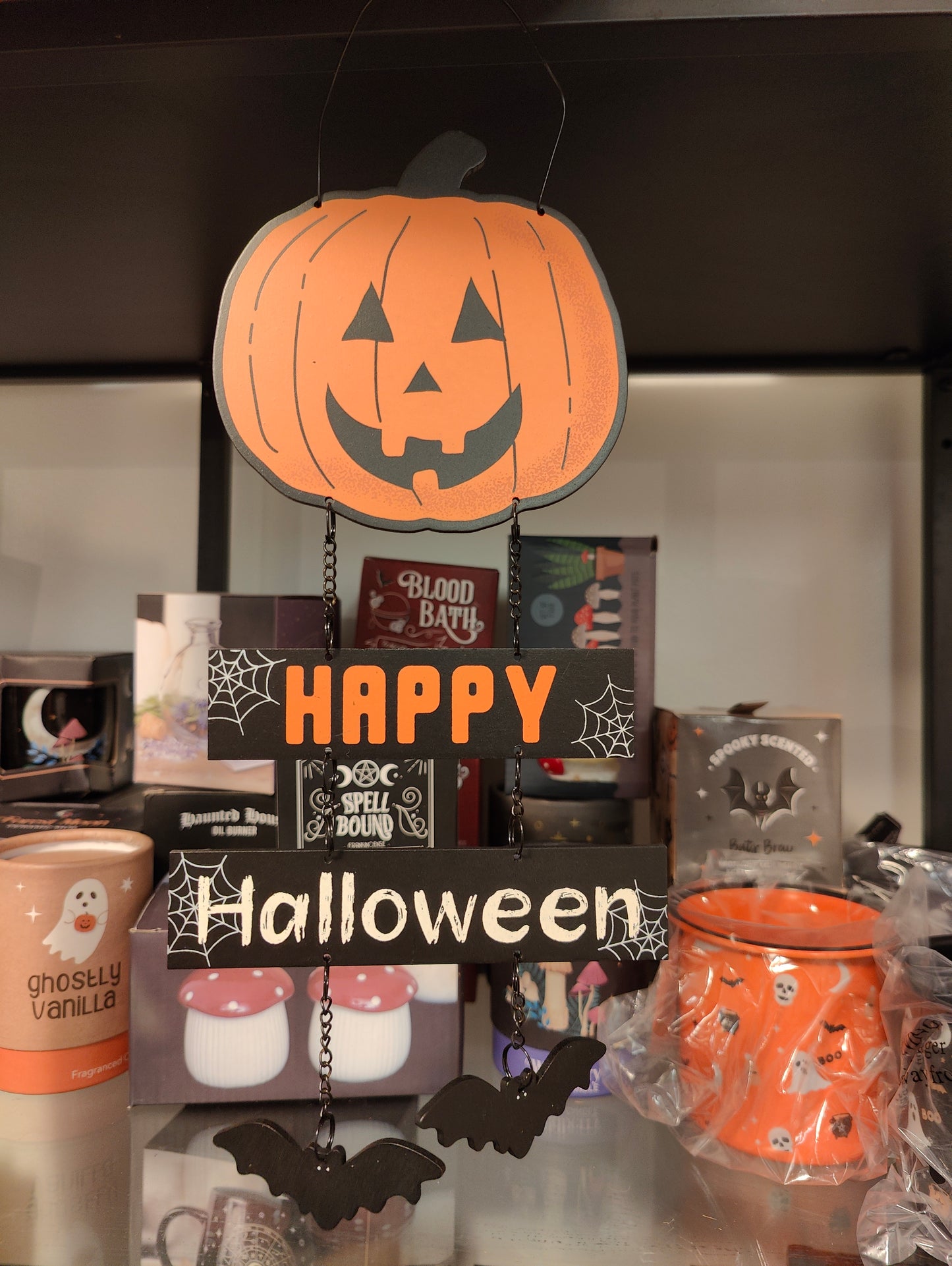 Roikkuva Happy Halloween -kyltti